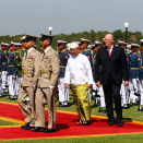 Kongen og Dronningen ble ønsket velkommen med en høytidelig velkomstseremoni utenfor Presidentpalasset i Nay Pyi Taw. Foto: Heiko Junge / NTB scanpix